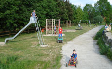 Spielplatz hinter dem  Bauernhaus